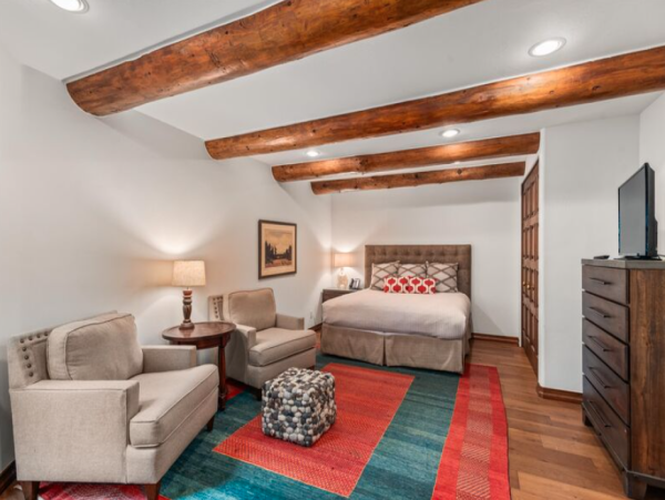 Luxurious Ski-in/ Ski-out Vacation Home - Family-Friendly Retreat